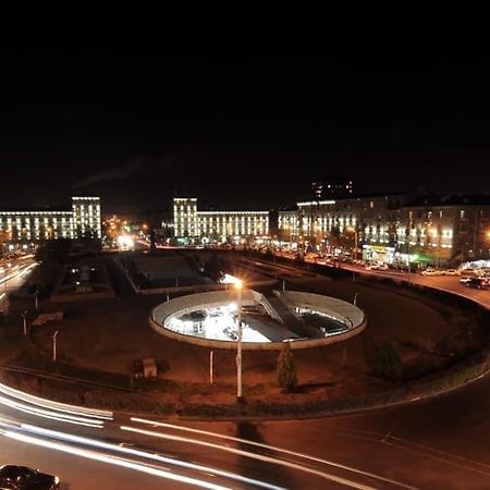 Квартира Около Станции Метро С Балконами エレバン エクステリア 写真