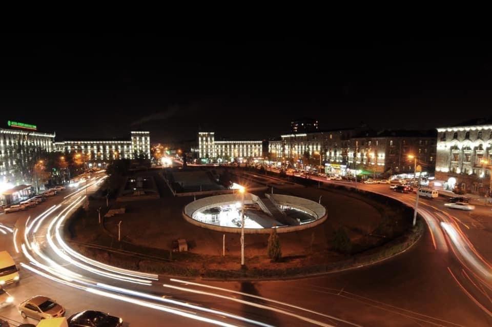 Квартира Около Станции Метро С Балконами エレバン エクステリア 写真