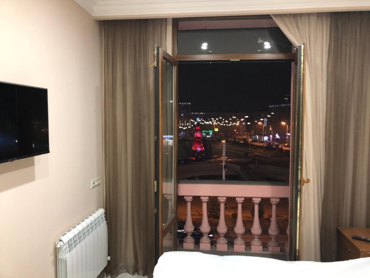Квартира Около Станции Метро С Балконами エレバン エクステリア 写真