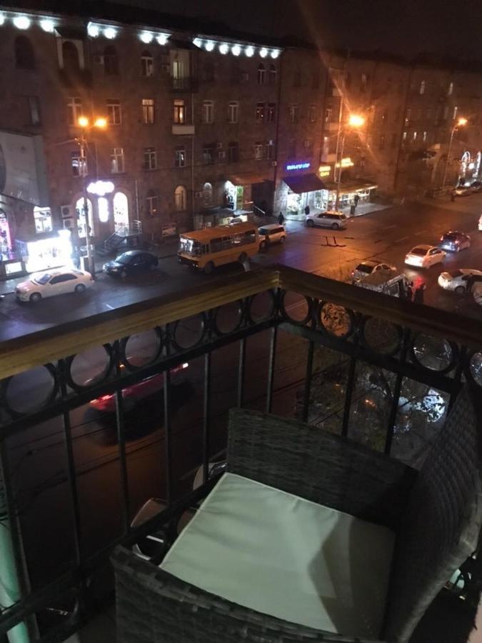 Квартира Около Станции Метро С Балконами エレバン エクステリア 写真