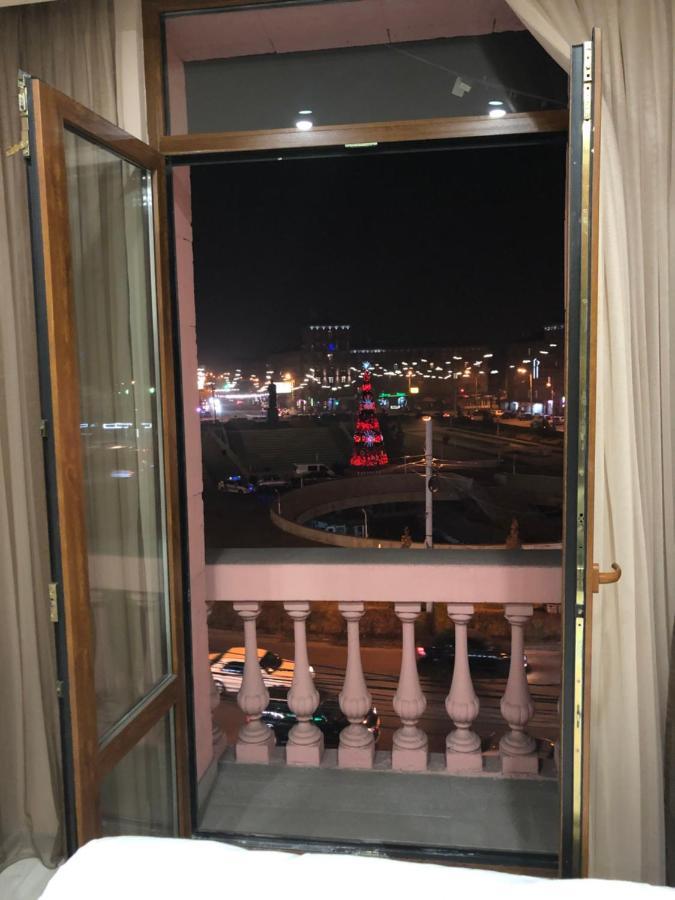 Квартира Около Станции Метро С Балконами エレバン エクステリア 写真